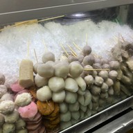 ลูกชิ้นทอด บีทีเอสสนามเป้า