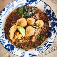 ก๋วยเตี๋ยวเรือหญิงขวัญ ก๋วยเตี๋ยวเรือต้มยำน้ำดำ