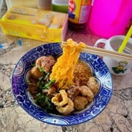 ก๋วยเตี๋ยวเรือหญิงขวัญ ก๋วยเตี๋ยวเรือต้มยำน้ำดำ