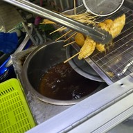 ลูกชิ้นทอด บีทีเอสสนามเป้า