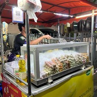 ลูกชิ้นทอด บีทีเอสสนามเป้า