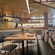 บรรยากาศ Kinlenn Eatery & Play Ari