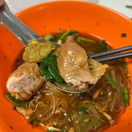 เมนูของร้าน ก๋วยเตี๋ยวไก่ตุ๋นมะระ สหกรณ์พระนคร อารีย์