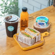 Reef Cafe' no.9 ร้านกาแฟ & เค้กอร่อย รีฟ คาเฟ่ นัมเบอร์ไนน์