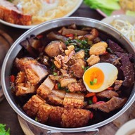 แม่ชมพู่ก๋วยจั๊บกระเพาะปลา ท้าวเวสสุวรรณ