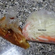 เมนูของร้าน เจ๊แดงสามย่าน ส้มตำ คอหมูย่าง สยาม