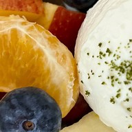 น้ำเคล และ น้ำผลไม้ (ส้ม เสาวรส ฝรั่ง มะม่วง และ ตามฤดูกาล)