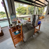 ก๋วยเตี๋ยวลูกชิ้นยักษ์ ร้านน้องมีตังค์