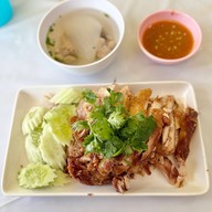 เมนูของร้าน ข้าวมันไก่ทอดเจ๊แกะ หน้าสวนเพชบุระ