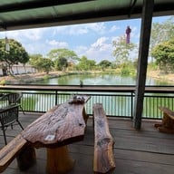 ก๋วยเตี๋ยวลูกชิ้นยักษ์ ร้านน้องมีตังค์