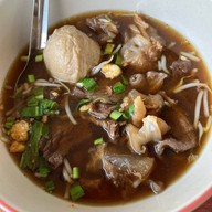 เมนูของร้าน ก๋วยเตี๋ยวลูกชิ้นยักษ์ ร้านน้องมีตังค์