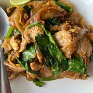 เมนูของร้าน ก๋วยเตี๋ยวลูกชิ้นยักษ์ ร้านน้องมีตังค์