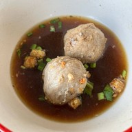 ก๋วยเตี๋ยวลูกชิ้นยักษ์ ร้านน้องมีตังค์