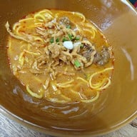 เมนูของร้าน น้ำเงี้ยวป้าสุข ก๋วยเตี๋ยว 12 ปันนา สีลม
