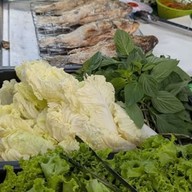 ร้านเจ๊ปูปลานึ่ง ปลาเผาเกลือ ตลาดย่าโม ถนนสามัคคี