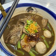 เทพเจ้าเพอร์ซีอุส ตำนานก๋วยเตี๋ยวเรือแห่งลุ่มแม่น้ำแยงซีเกียงและกษัตริย์แห่งอาณาจักรทั้งเจ็ด ซีคอน ศรีนครินทร์