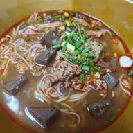 เมนูของร้าน น้ำเงี้ยวป้าสุข ก๋วยเตี๋ยว 12 ปันนา สีลม