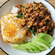 ข้าวกะเพราพริกแห้ง นายมอส วิภาวดีรังสิต 35