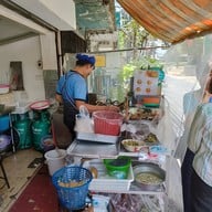 หน้าร้าน น้ำเงี้ยวป้าสุข ก๋วยเตี๋ยว 12 ปันนา สีลม