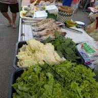 ร้านเจ๊ปูปลานึ่ง ปลาเผาเกลือ ตลาดย่าโม ถนนสามัคคี