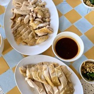 เมนูของร้าน แดนข้าวมันไก่ สาขาสันทรายสายเก่าเยื้องปั๊มPT