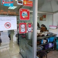 หน้าร้าน น้ำเงี้ยวป้าสุข ก๋วยเตี๋ยว 12 ปันนา สีลม