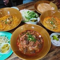 เมนูของร้าน น้ำเงี้ยวป้าสุข ก๋วยเตี๋ยว 12 ปันนา สีลม