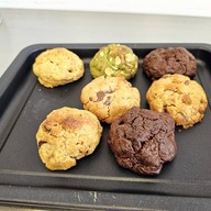 CRUMBO Soft-baked Cookies