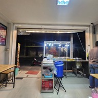บรรยากาศ คิง มันไก่&กะเพรา