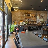 Indish Restaurant Bar and Grill