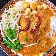 ขนมเส้นในซอย(ยายนุชเจ้าเก่า) -