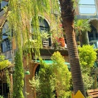 Cafe Laura Bar & Restaurant หนองแค