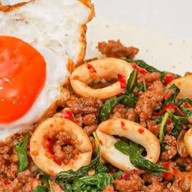 ครัวลุงเสือ กะเพราพริกแห้ง ฟรีไข่