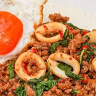 ครัวลุงเสือ กะเพราพริกแห้ง ฟรีไข่