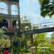 Cafe Laura Bar & Restaurant หนองแค