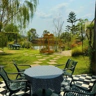 Cafe Laura Bar & Restaurant หนองแค