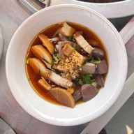 ก๋วยจั๊บป้ายแดง (น้ำข้น) สาขาปั้มซัสโก้ยางใหญ่ ก่อนถึงเจ้าสัว