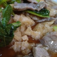 เมนูของร้าน ราดหน้าเส้นกรอบโรงแรมอลิซาเบธ