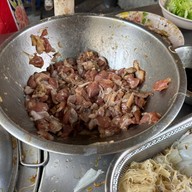 บรรยากาศ ก๋วยเตี๋ยวคั่วไก่ป้าเพียร