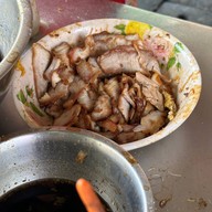 บรรยากาศ ก๋วยเตี๋ยวคั่วไก่ป้าเพียร