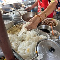บรรยากาศ ก๋วยเตี๋ยวคั่วไก่ป้าเพียร