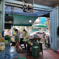 ต้มยำ /ตามสั่ง ทุกอย่าง 40 ปากซอยท่าดินแดง 10