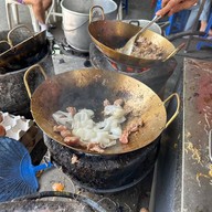 บรรยากาศ ก๋วยเตี๋ยวคั่วไก่ป้าเพียร