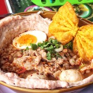 ก๋วยเตี๋ยวต้มยำไข่ (ลาดหญ้า)