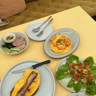Peeps breakfast and bar