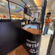 Guss Damn Good สีลมคอมเพล็กซ์ (Silom Complex)