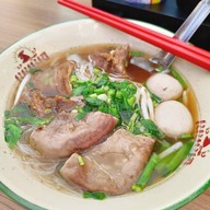 เมนูของร้าน เน้นเนื้อ ข้าวกะเพรา ก๋วยเตี๋ยว by เชฟบัส Topchef สยามสแควร์วัน