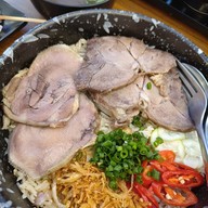 เมนูของร้าน เน้นเนื้อ ข้าวกะเพรา ก๋วยเตี๋ยว by เชฟบัส Topchef สยามสแควร์วัน