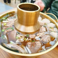 เมนูของร้าน เน้นเนื้อ ข้าวกะเพรา ก๋วยเตี๋ยว by เชฟบัส Topchef สยามสแควร์วัน