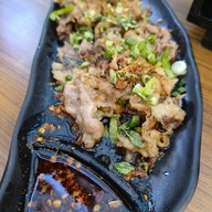 เมนูของร้าน เน้นเนื้อ ข้าวกะเพรา ก๋วยเตี๋ยว by เชฟบัส Topchef สยามสแควร์วัน